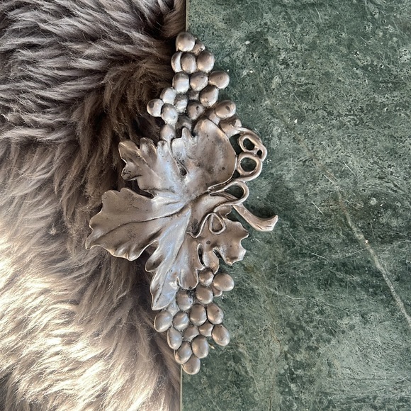 VINTAGE SEAGULL GREEN MARBLE CHEESE BOARD W/ PEWTER GRAPE HANDLES - Picture 4 of 7